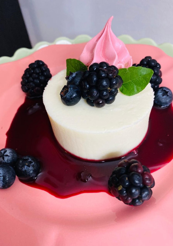 Una foto de Panna cotta con coulis de jamaica y mezcal oaxaqueño