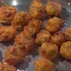 A picture of Methi and Kishmish Pakodas .