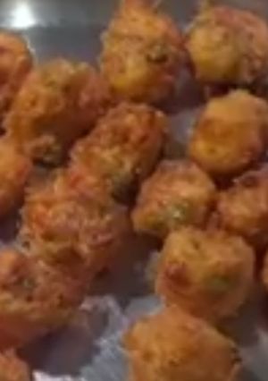 A picture of Methi and Kishmish Pakodas .