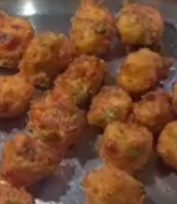 A picture of Methi and Kishmish Pakodas .