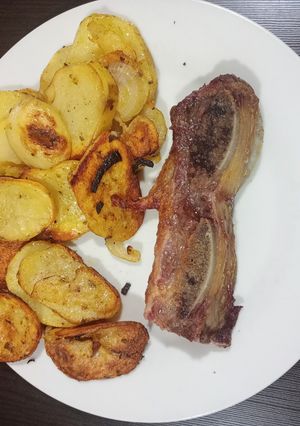 Una foto de Costillitas al horno con papas