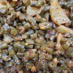 A picture of Aloo and French beans.