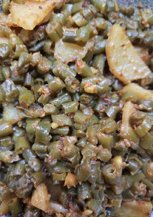 A picture of Aloo and French beans.