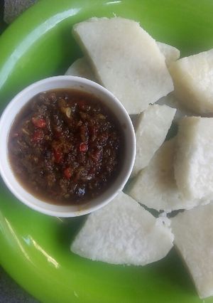 A picture of White yam with minced meat sauce.