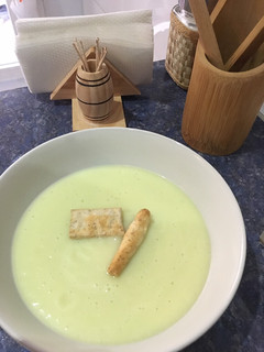 Una foto de Crema de calabacín y puerro con quesitos
