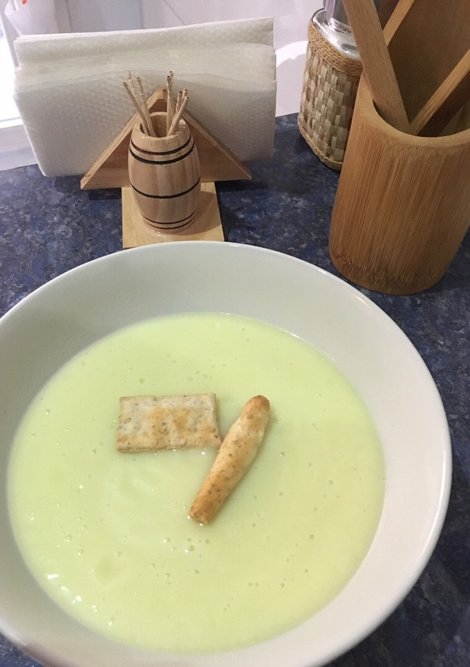 Una foto de Crema de calabacín y puerro con quesitos