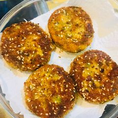 A picture of Chicken and potato cutlets 🍗🥔.