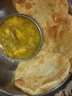 লুচি আলুর তরকারি (luchi aloor tarkari recipe in Bengali) রেসিপির প্রধান ছবি