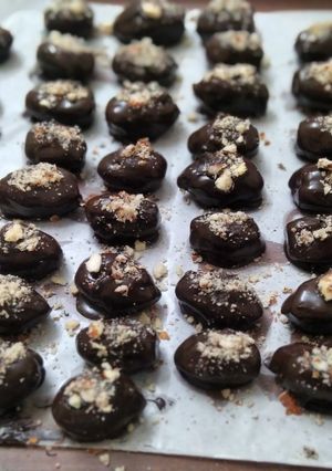 A picture of Dates-Badam Chocolate.