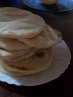 Una foto de Pita (pan árabe)