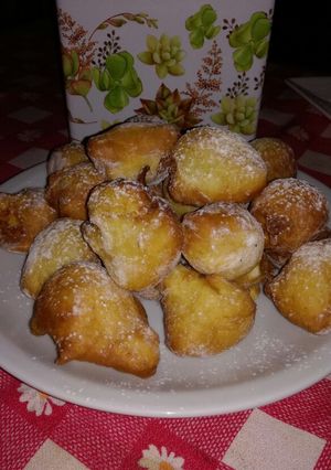 Una foto de Buñuelos con nueces y pasas