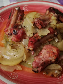 Una foto de Costilla con patatas al horno