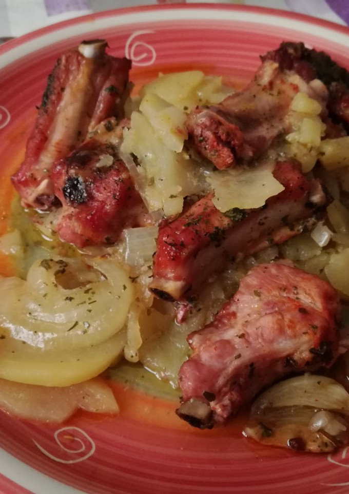 Una foto de Costilla con patatas al horno
