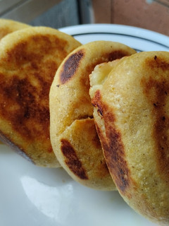 Una foto de Arepas🫓 rellenas de queso🧀 fresco ó cuajada🧈🥛🫓