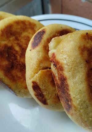 Una foto de Arepas🫓 rellenas de queso🧀 fresco ó cuajada🧈🥛🫓