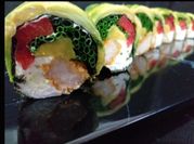 Una foto de sushi de pollo palta