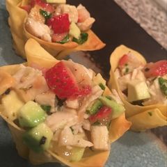 A picture of Chicken Strawberry Avocado Wonton Cups.