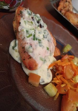 Una foto de Pollo con salsa de crema verdeo