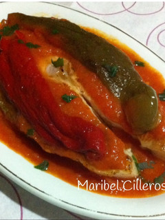 Una foto de Rodajas de salmón fresco con tomate frito casero y pimientos fritos