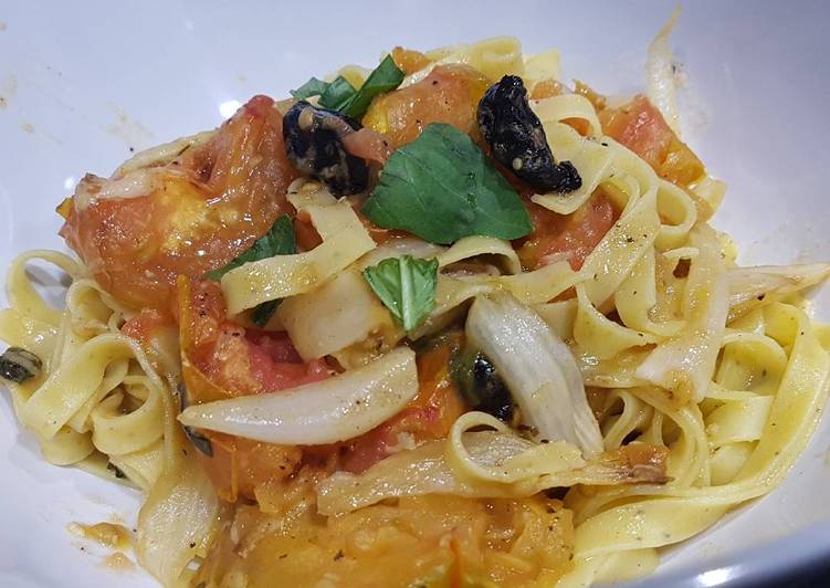 Pasta with oven-roasted tomato and onions, basil, black garlic and balsamic vinagre