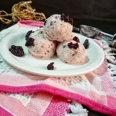 A picture of Blackcurrant Frozen Yoghurt Ice cream.