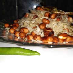 Spicy garlic groundnuts chiwda A picture of Spicy garlic groundnuts chiwda.