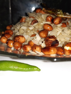 A picture of Spicy garlic groundnuts chiwda.