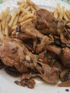 Una foto de Pollo con champiñones