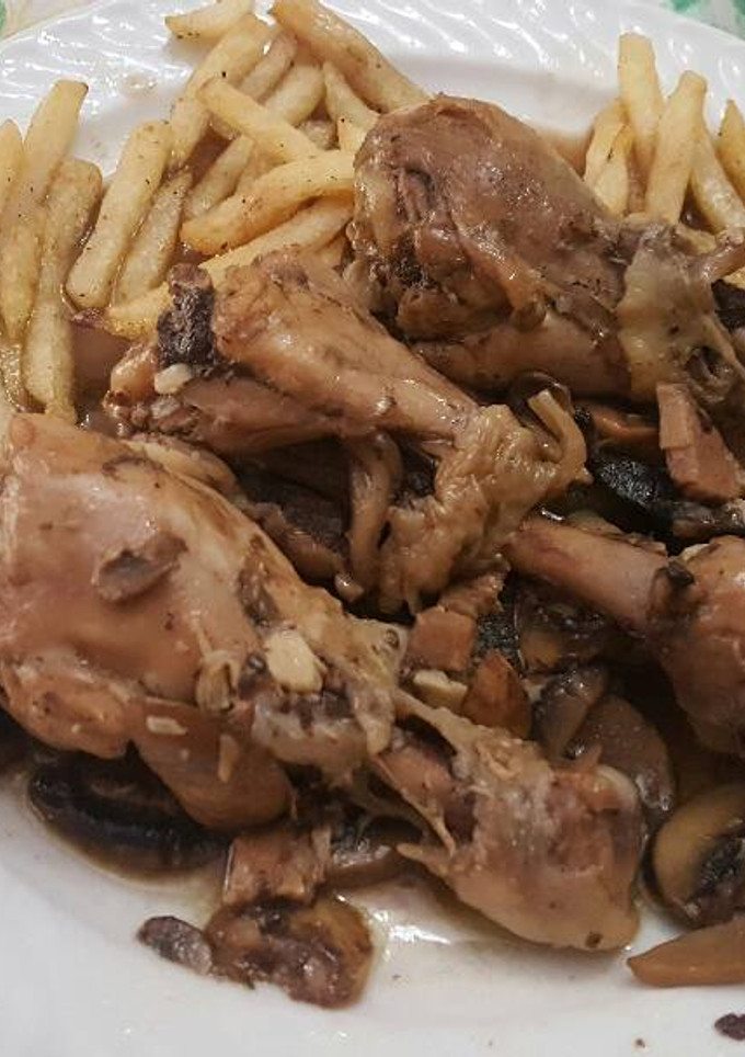 Una foto de Pollo con champiñones