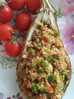 Una foto de Berenjena rellena de quinoa y soja