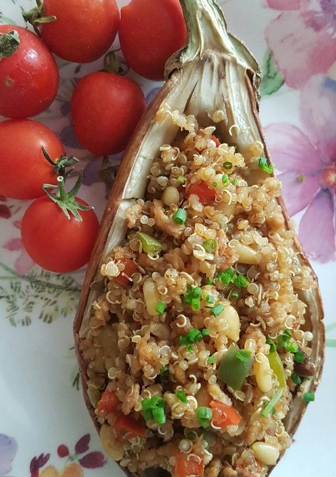 Una foto de Berenjena rellena de quinoa y soja
