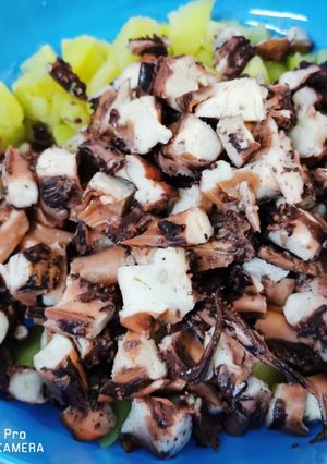 Una foto de Ensalada de pulpo 🐙 con papas 🥔