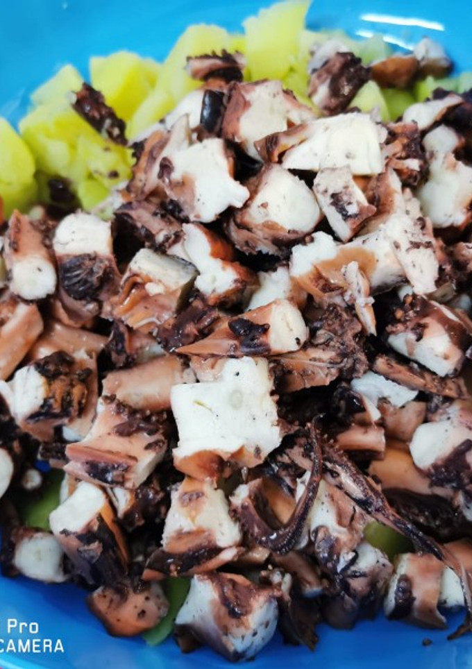Una foto de Ensalada de pulpo 🐙 con papas 🥔