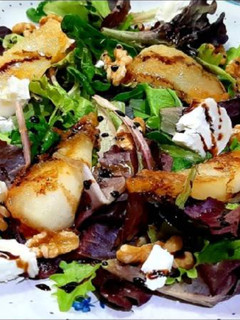 Una foto de Ensalada con pera caramelizada y queso de cabra