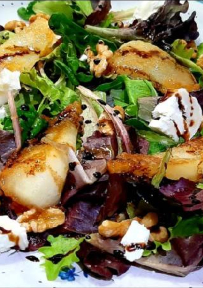 Una foto de Ensalada con pera caramelizada y queso de cabra