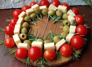 Una foto de Brochette de queso, tomate cherry y aceitunas