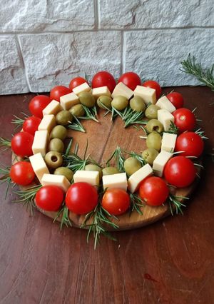 Una foto de Brochette de queso, tomate cherry y aceitunas