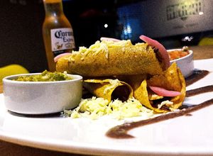 Una foto de Flautas de pollo