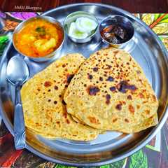 तिकोना बेसन परांठा और आलू टमाटर की चटपटी सब्जी-レシピのメイン写真