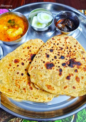 तिकोना बेसन परांठा और आलू टमाटर की चटपटी सब्जी रेसिपी मुख्य फोटो