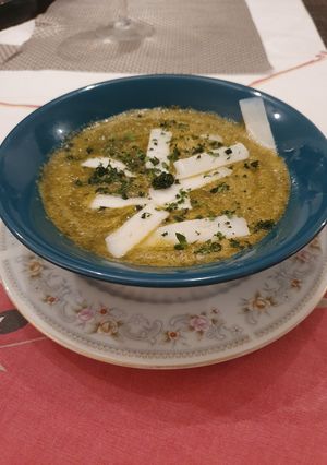Una foto de Sopa de zanahoria, apio y cebolla