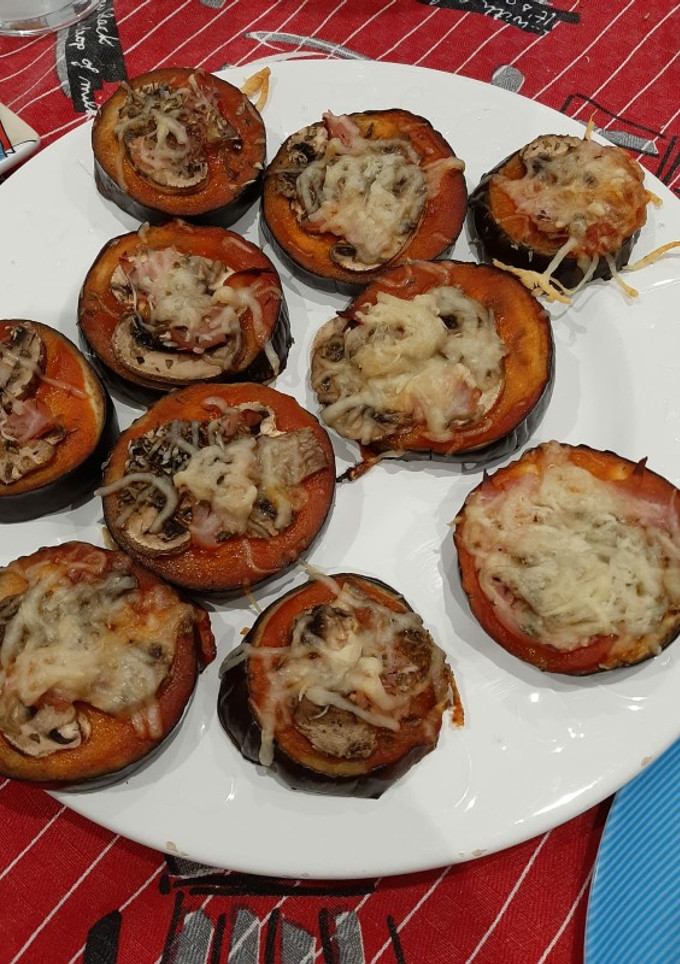 Una foto de Mini pizzas con base de berenjena