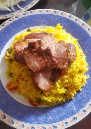 Una foto de Arroz a la jardinera con chanchito al horno