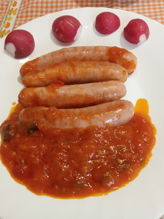 Una foto de Longaniza de pollo con vino y pisto Exprés