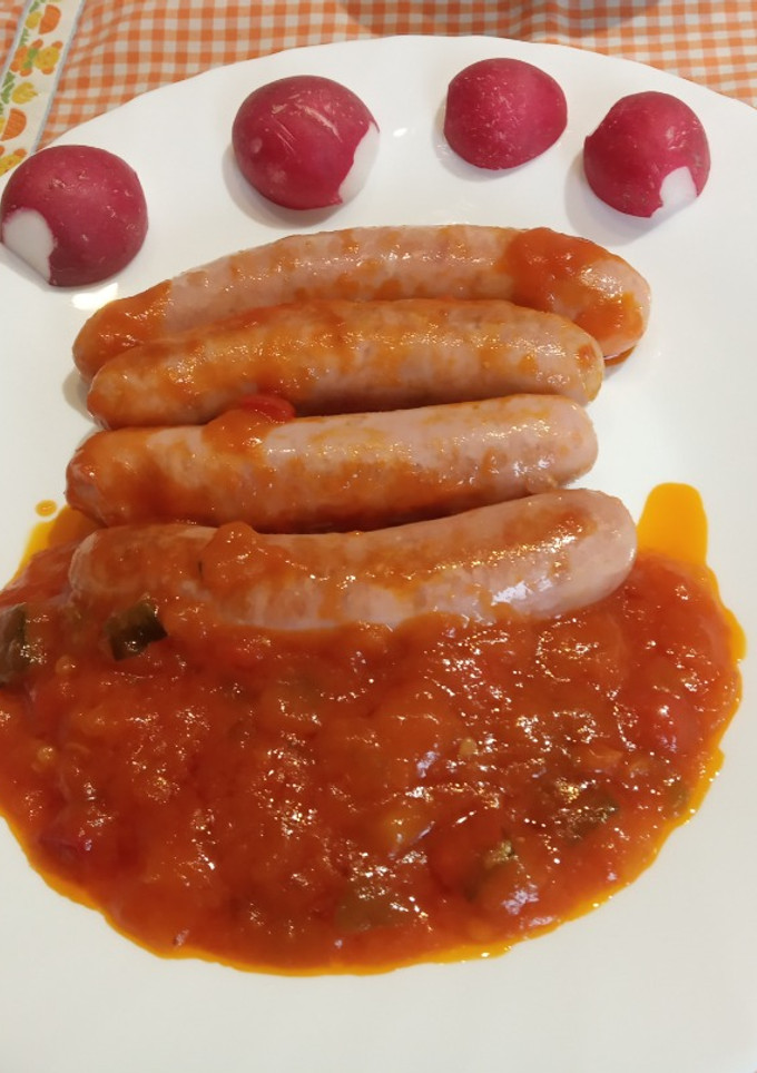 Una foto de Longaniza de pollo con vino y pisto Exprés