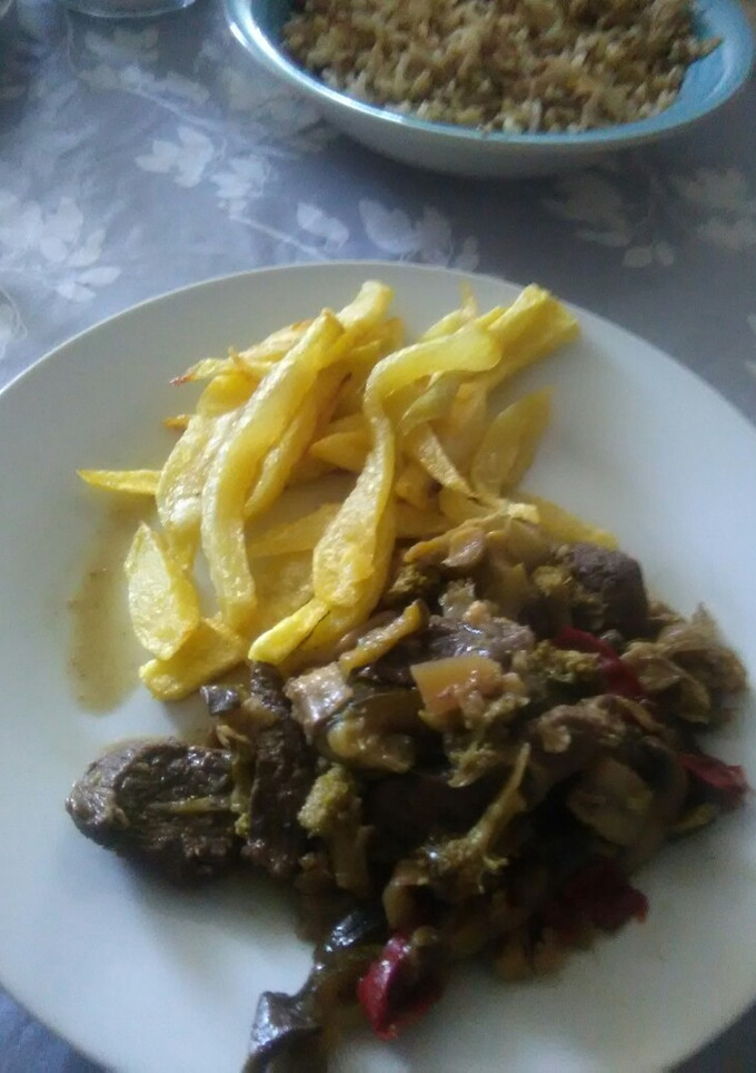 Una foto de Carne con verduras salteadas