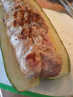 Una foto de Solomillo de cerdo al horno con jamón y queso