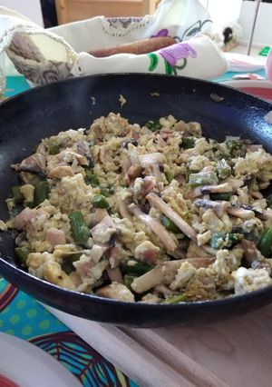 Una foto de Huevos con espárragos, champiñones y jamón