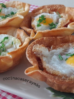 Una foto de Cestitas de pisto con jamón y huevo