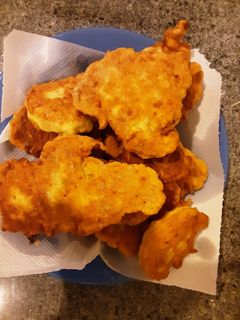 Una foto de Tortillitas con cebollita de hojas y queso Paraguay